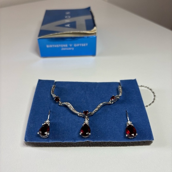 ✨ AVON Vintage January Birthstone Jewelry Gift Set – Garnet Look ✨ - Picture 1 of 5